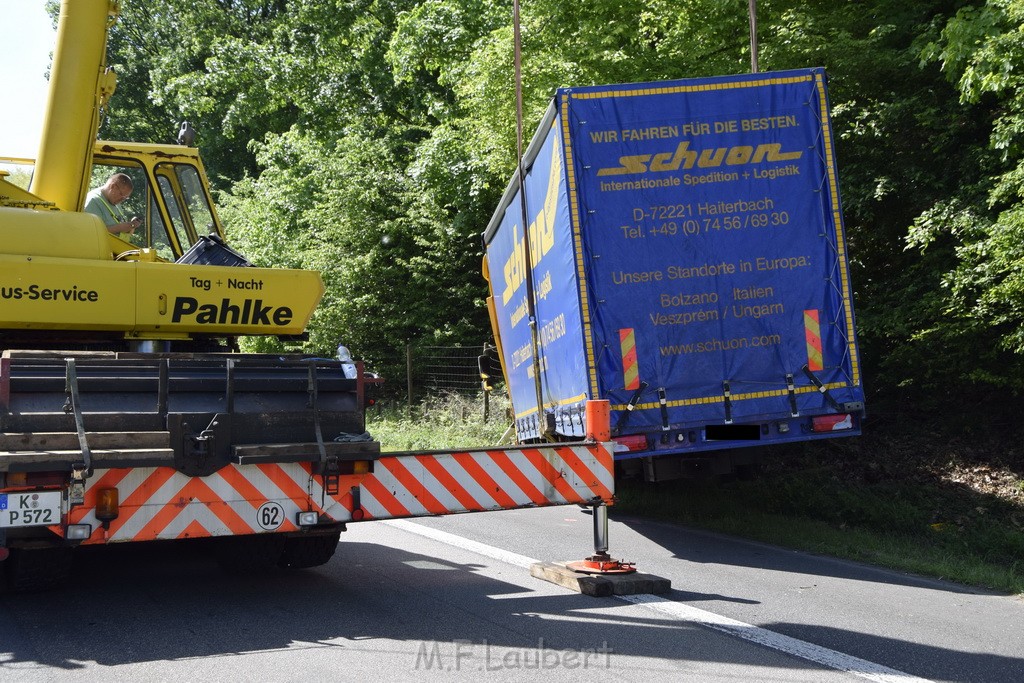 LKW in Boeschung A 3 Rich Frankfurt Hoehe Roesrath Lohmar P168.JPG - Miklos Laubert